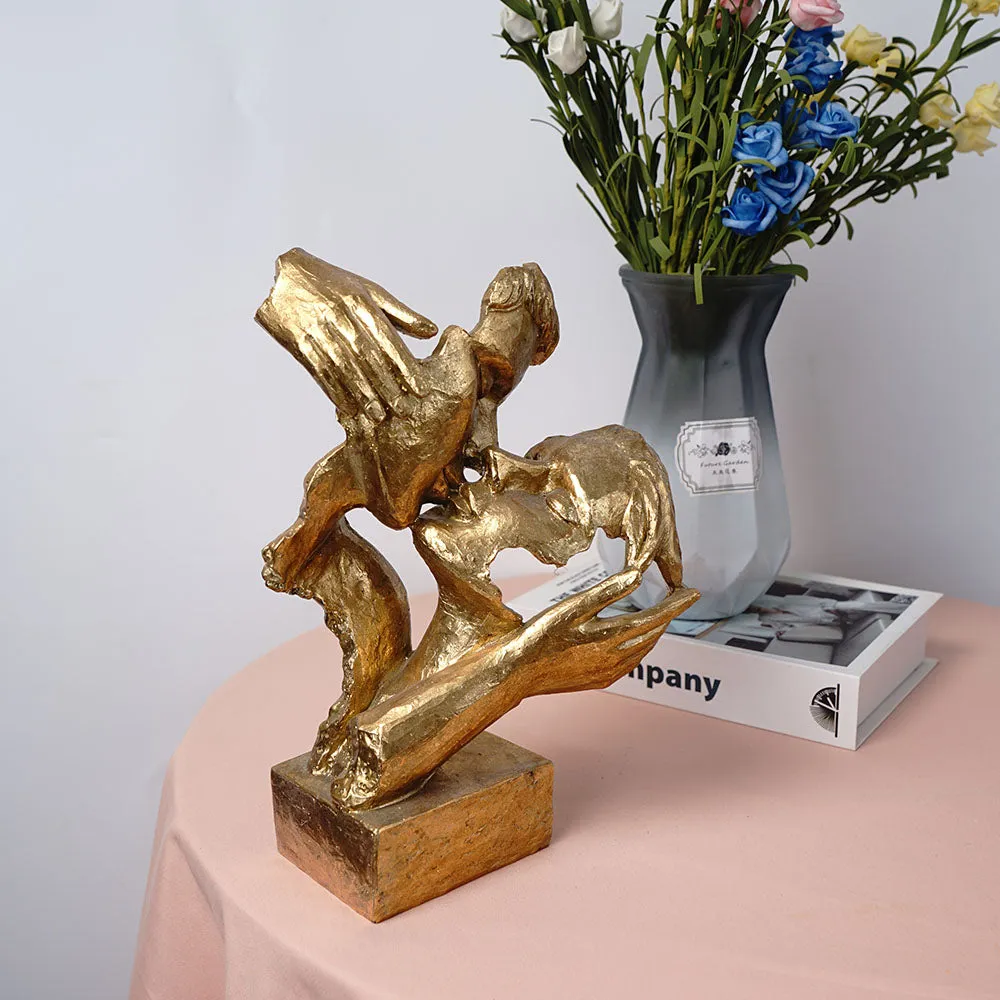 Creative Characters Kissing Artwork Sculptures