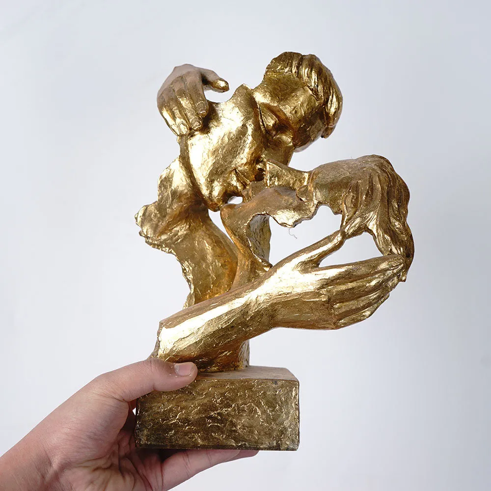 Creative Characters Kissing Artwork Sculptures